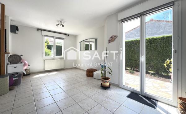 Villa plain-pied avec terrasse et garage.