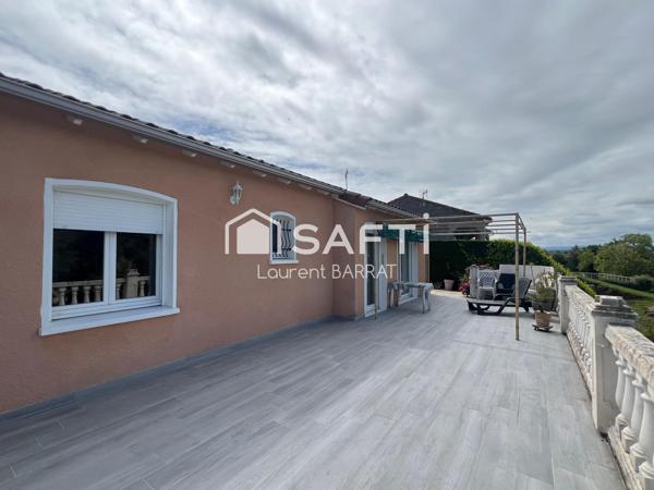 Villa plain-pied avec terrasse et garage.