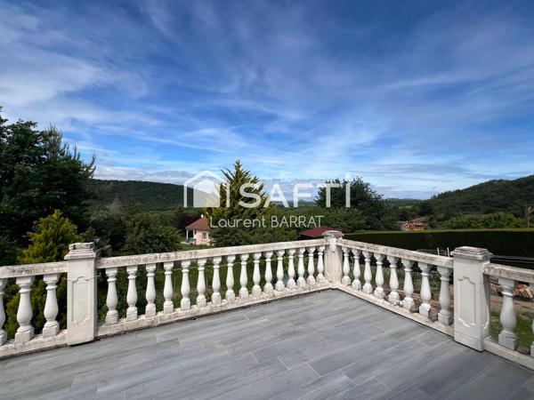 Villa plain-pied avec terrasse et garage.