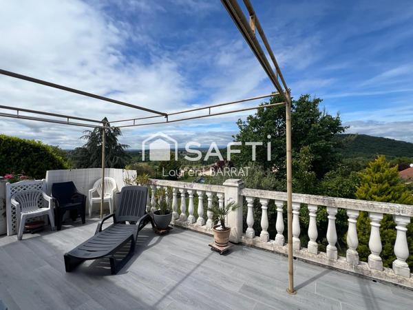 Villa plain-pied avec terrasse et garage.