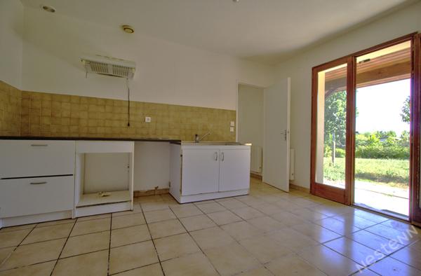 Proche d'Agen - Maison de plain-pied de 4 pièces principales de 84 m² avec garage et jardin.