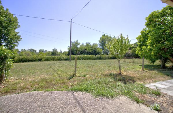 Proche d'Agen - Maison de plain-pied de 4 pièces principales de 84 m² avec garage et jardin.