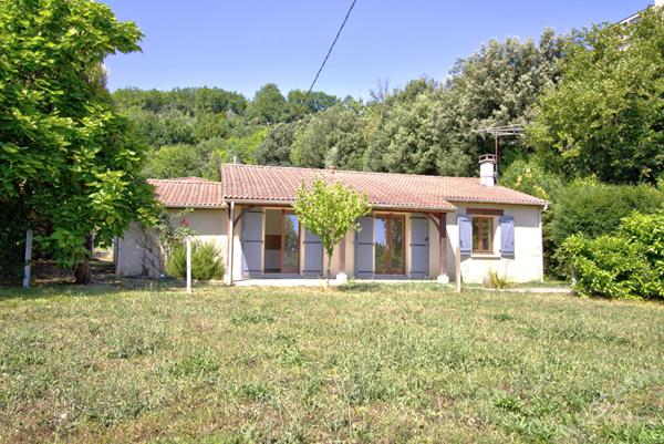 Proche d'Agen - Maison de plain-pied de 4 pièces principales de 84 m² avec garage et jardin.