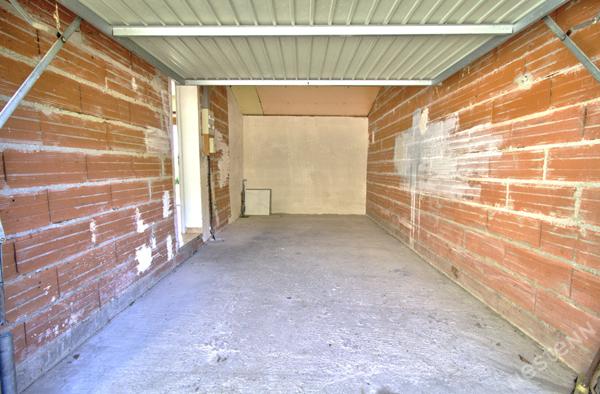 Proche d'Agen - Maison de plain-pied de 4 pièces principales de 84 m² avec garage et jardin.