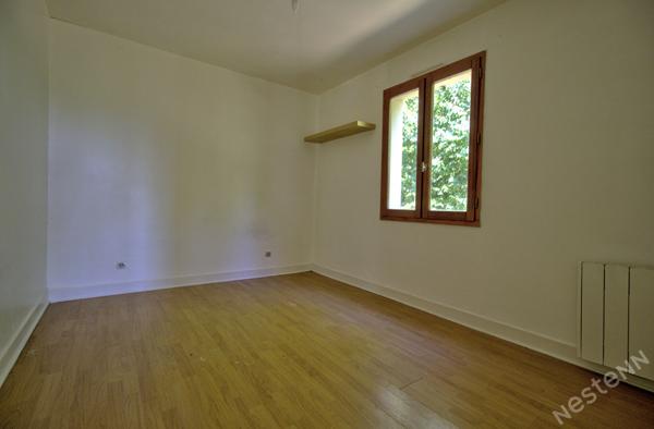 Proche d'Agen - Maison de plain-pied de 4 pièces principales de 84 m² avec garage et jardin.