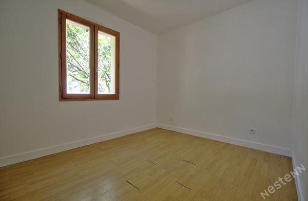 Proche d'Agen - Maison de plain-pied de 4 pièces principales de 84 m² avec garage et jardin.