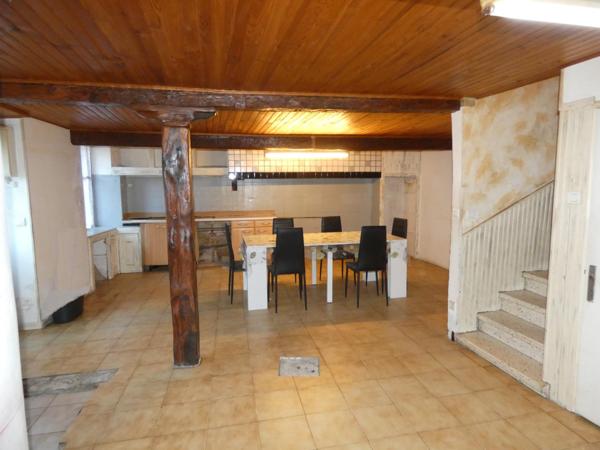 MaisonT4 d'environ 85m² avec cour de 25m² en plein coeur du village