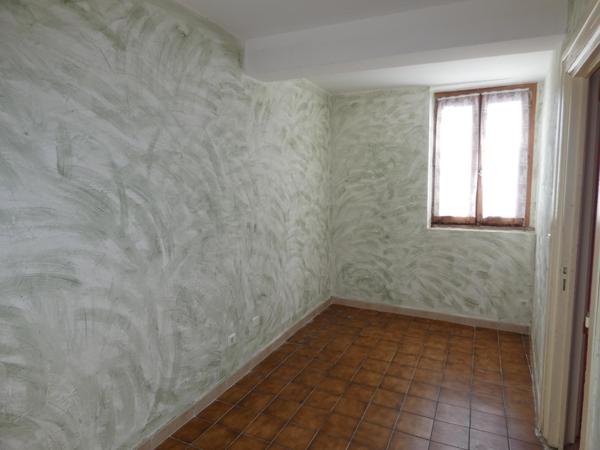 MaisonT4 d'environ 85m² avec cour de 25m² en plein coeur du village