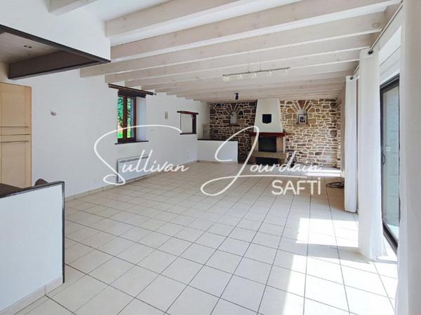 Maison en pierre au calme en campagne.