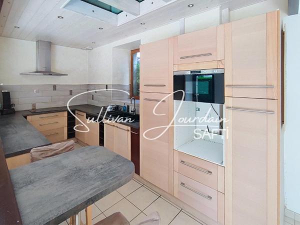 Maison en pierre au calme en campagne.