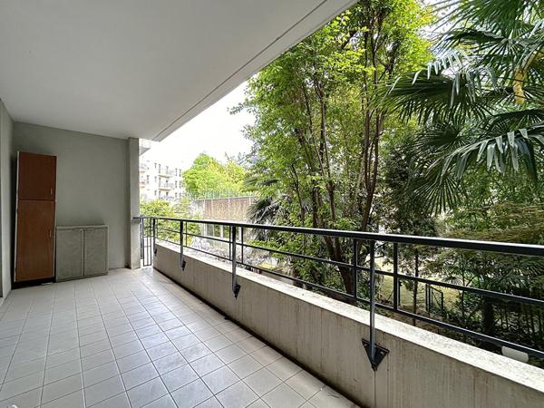 Lyon 7 : Spacieux T3 avec cuisine équipée, balcon, cave et garage