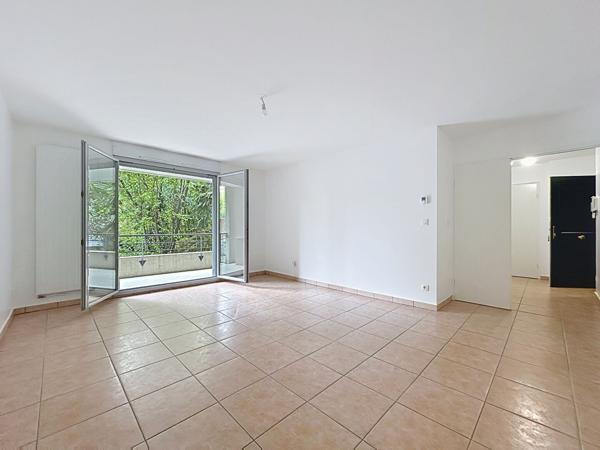 Lyon 7 : Spacieux T3 avec cuisine équipée, balcon, cave et garage