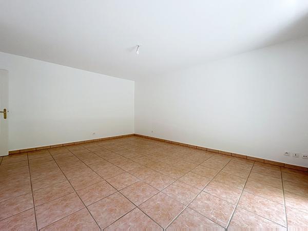 Lyon 7 : Spacieux T3 avec cuisine équipée, balcon, cave et garage