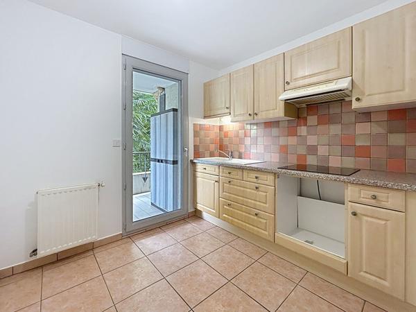 Lyon 7 : Spacieux T3 avec cuisine équipée, balcon, cave et garage