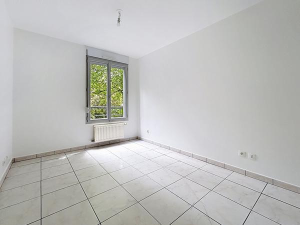 Lyon 7 : Spacieux T3 avec cuisine équipée, balcon, cave et garage