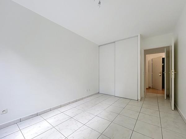 Lyon 7 : Spacieux T3 avec cuisine équipée, balcon, cave et garage