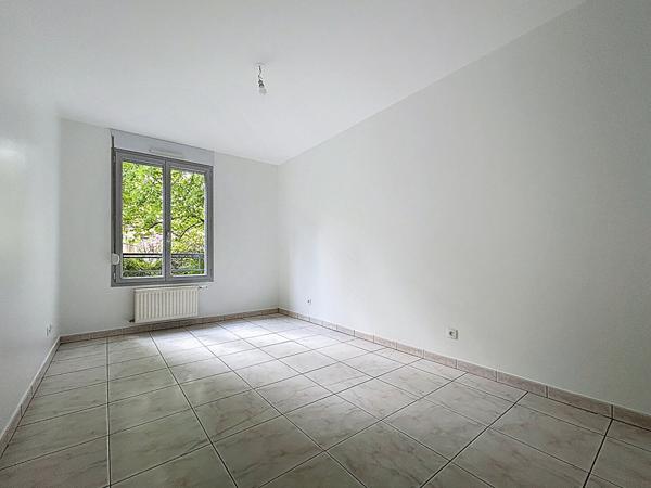 Lyon 7 : Spacieux T3 avec cuisine équipée, balcon, cave et garage