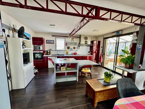 Maison située en campagne avec des dépendances