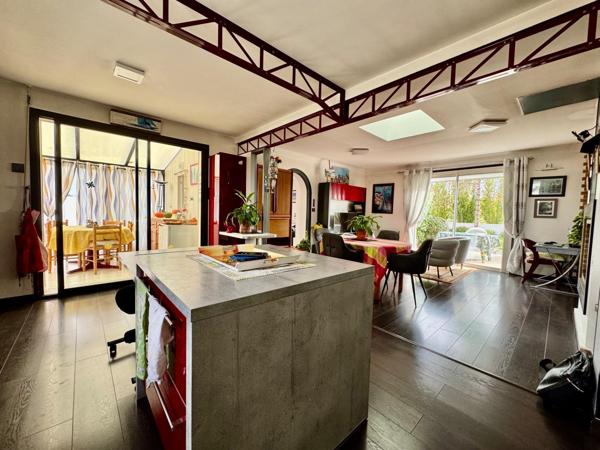 Maison située en campagne avec des dépendances