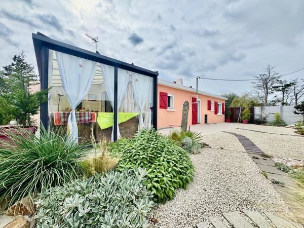 Maison située en campagne avec des dépendances