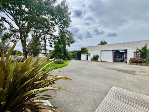 Maison située en campagne avec des dépendances