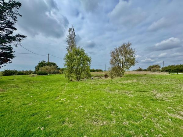 Maison située en campagne avec des dépendances