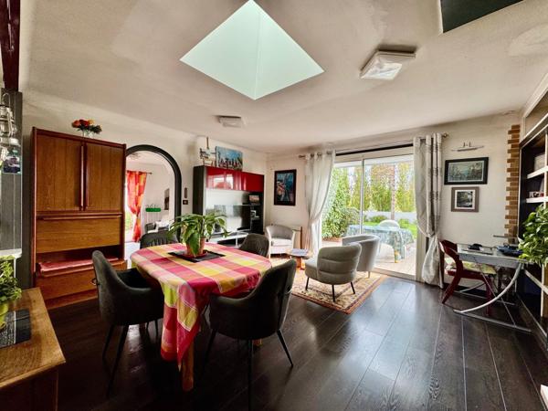 Maison située en campagne avec des dépendances