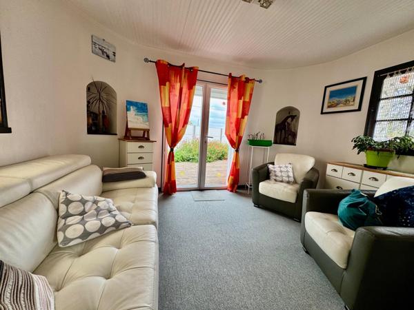 Maison située en campagne avec des dépendances