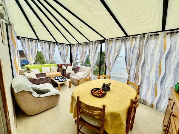 Maison située en campagne avec des dépendances