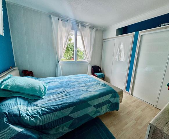 Maison située en campagne avec des dépendances