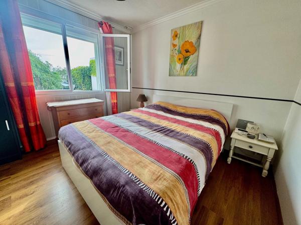 Maison située en campagne avec des dépendances