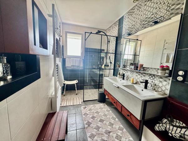 Maison située en campagne avec des dépendances