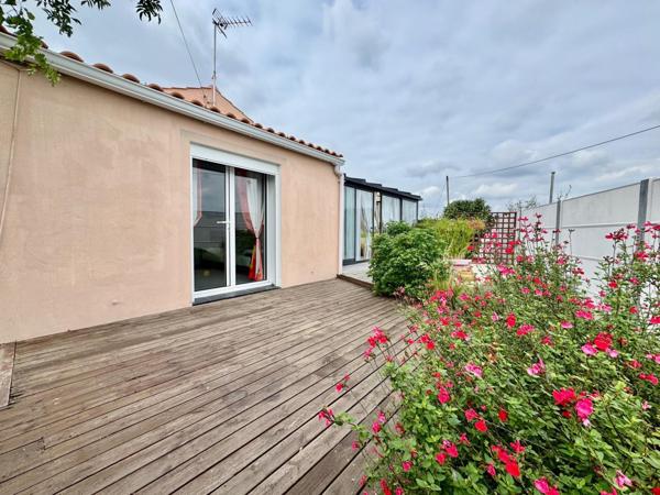 Maison située en campagne avec des dépendances