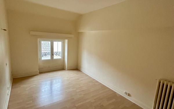 Maison à vendre    2 pièces •  Saint-Savin