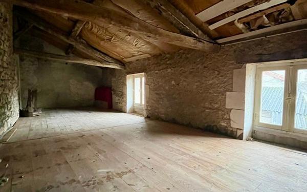 Maison à vendre    2 pièces •  Saint-Savin