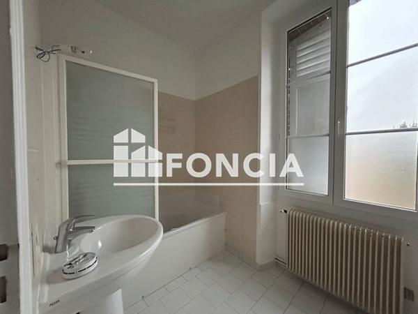 Location Maison 7 pièces 162.31 m² - 62 RUE DE PARIS Houdan 78550