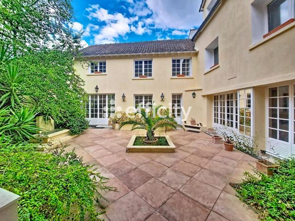 Maison
         6 pièces
        - 227 m² Bien prestige 599 000 € *