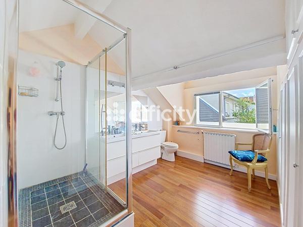 Maison
         6 pièces
        - 227 m² Bien prestige 599 000 € *