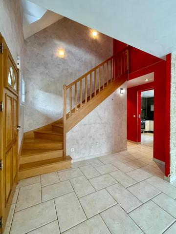 Maison familiale avec piscine, grand terrain et superbe vue – L’Étoile (39570)