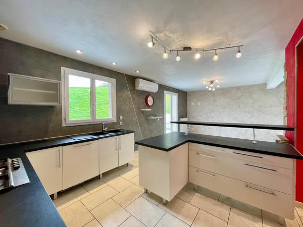 Maison familiale avec piscine, grand terrain et superbe vue – L’Étoile (39570)