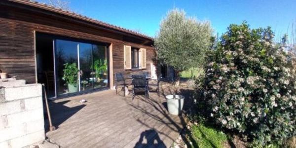 Maison de plain-pied d'environ 112 m2 avec garage attenant