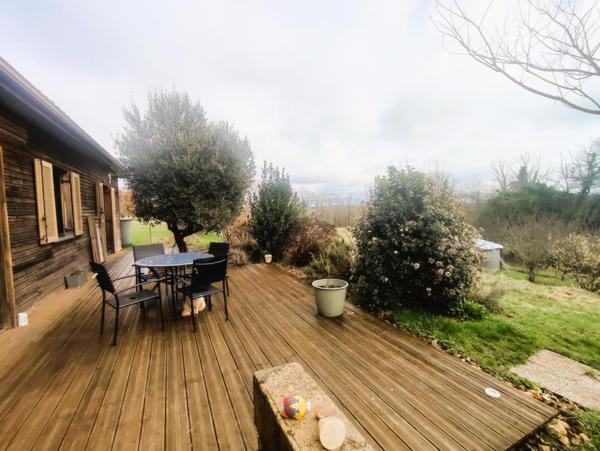 Maison de plain-pied d'environ 112 m2 avec garage attenant