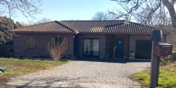 Maison de plain-pied d'environ 112 m2 avec garage attenant