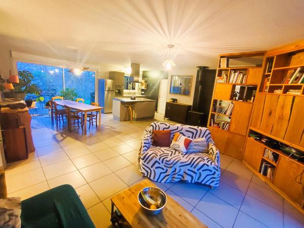 Maison de plain-pied d'environ 112 m2 avec garage attenant