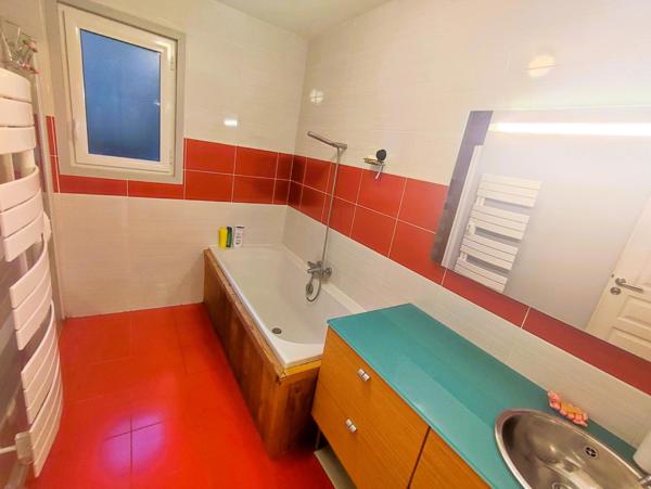 Maison de plain-pied d'environ 112 m2 avec garage attenant