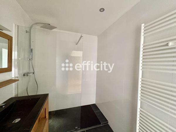 Appartement
         3 pièces
        - 63 m² Bien prestige 455 000 € *