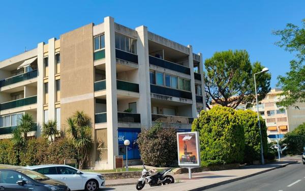 Stationnement à louer    12 m2 Cagnes-sur-Mer
