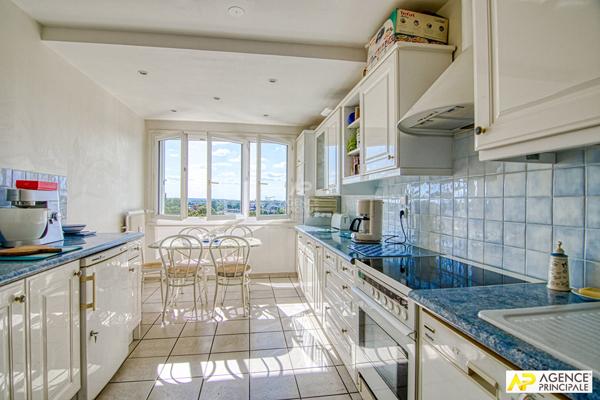 Versailles Rive-Droite Appartement 5 pièces 110.41 m² carrez 6ème étage avec ascenseur cave et parkings €645 000 ** - Référence 25423