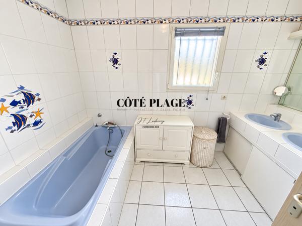 ROYAN - MAISON 5 PIECES- GRAND GARAGE - 500M COMMERCES - AU PRIX DE 520 000 € FAI