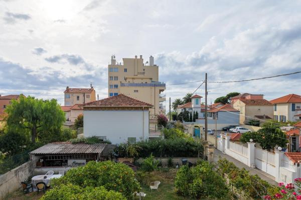 Cagnes sur Mer, Le Cros, maison 6 pièces classée au patrimoine historique, à 50m de la mer et au calme absolu, toutes comodités et écoles à pied.